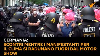 Germania: scontri mentre i manifestanti per il clima si radunano fuori dal Motor Show