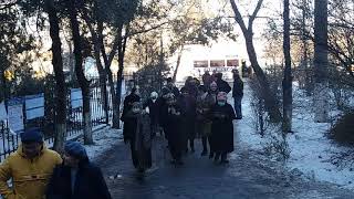 На участке 1157 в городе Бишкек массово подвозят людей
