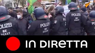 Berlino: manifestanti di Querdenken marciano davanti al centro di vaccinazione