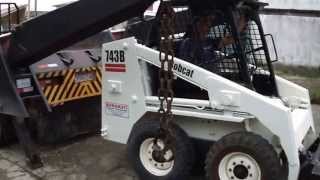 carregando uma bobcat em um poliguindaste