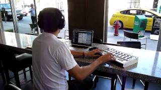DJ пишет музыку в BLENZ COFFEE