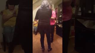 Mi esposa bailando con su sobrino y un año nuevo