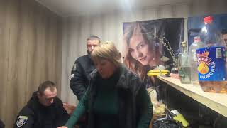 Пьяная наливайщица дерётся с полицией