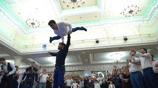 Ядерная Лезгинка от Армян)) Круто танцуют парни