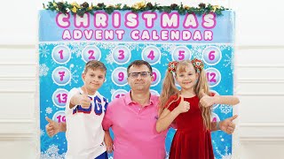 Diana dan Roma membuka Kalender Advent dengan daftar tugas Natal