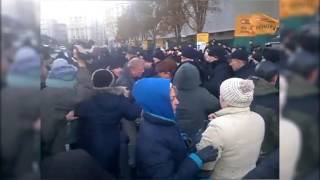 На Крещатике началась драка между митингующими вкладчиками и полицией