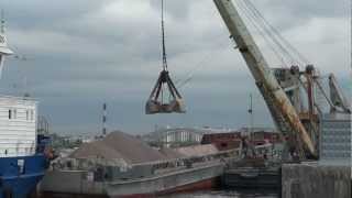 Harbour crane unloading barge