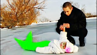 Маргарита нашла русалку на ледяном озере Русалки существуют  Видео для всей семьи