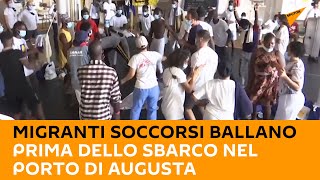 #Italia, #migranti soccorsi ballano prima dello sbarco nel porto di #Augusta