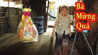 Tặng quà tết đến bà cụ gói bánh tét ở bến tre
