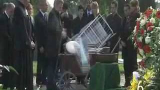 Na pogrzebie - śmieszne filmiki