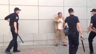 Полиция против неадеквата с ножом.