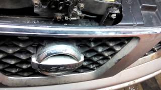 Как открыть капот Nissan Navara \ Pathfinder при помощи крючка