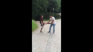 Pierna fuera! / Amputee girl: leg out joke!