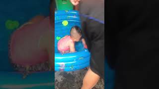 Ken nghịch tắm trong nhà phao
