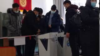 Выборы 2021: На участке №5309 в Оше члены УИК вносят бюллетени за избирателей