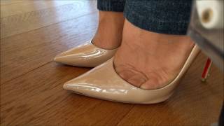 High heels, toe cleavage close up