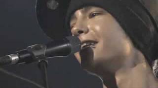 Tom Kaulitz cantando Monsoon!!!