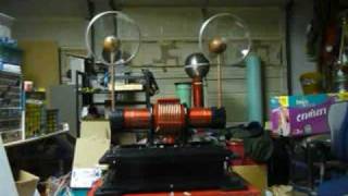 Surface tracking of high voltage bipolar Tesla coil discharge across glass plates.
