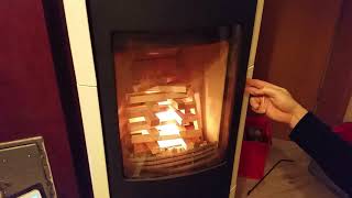 Kaminofen Nibe Contura anfeuern, anzünden und Holz nachlegen