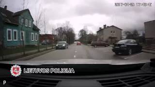 Nuo pareigūnų sprukusio girto 17-mečio valdomas „Audi A4“ nulėkė į griovį