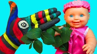 Учимся рисовать Куклы пупсики Рисуем на руке Зебра Пальчиковые краски  Развивающее видео для малышей