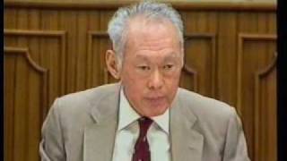 Meet the younger LKY having a nice chat with his friends( c1988) !!
