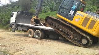 Excavadora se auto carga en plataforma