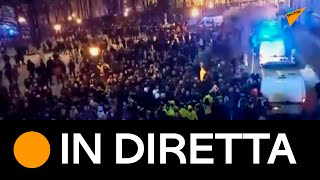 #Lettonia: polizia e manifestanti si scontrano durante protesta contro le restrizioni Covid-19