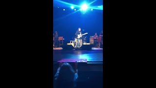 WATCH: 94-year-old Johnson City woman's 'bucket list' sign grabs Vince Gill's attention during conce