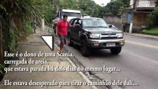 Hilux reboca caminhão morro acima!