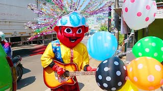 ONDEL ONDEL NGAMEN BAWA GITAR KE PINGGIR JALAN!! dapet persenan , banyak balon!!