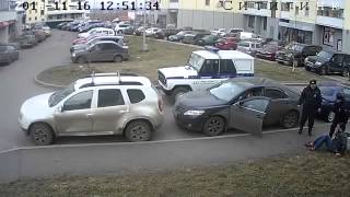Жестокое избинение водителем соседа на парковке в Петрозаводске Драка 28 11 2014