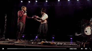 Fernando Anitelli falando sobre sua fé em Cristo no Rock no Vale