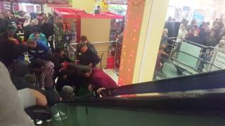 ЧП В ТРЦ ГРАНАТ Эскалатор зажал ногу