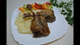 Утка в духовке с яблоками и черносливом