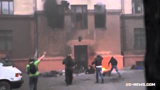 ОДЕССА !! ПЛАЧЬТЕ!! УЖАСНЫЕ КАДРЫ! Ультрасы убивают людей упавших из окон дома профсоюзов