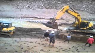 Máy Xúc trục vớt tầu hút bị đắm 30 chục năm dưới đáy hồ thủy điện