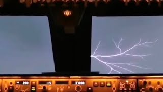 Пилот Boeing 747 заснял разряды статического электричества на лобовом стекле самолёта