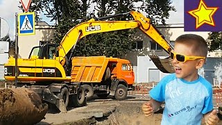 Спецтехника в работе. Большой экскаватор загружает самосвал Видео для детей Video for kids