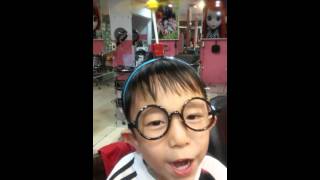 Cậu bé hát nhạc phim Doraemon cực dễ thương