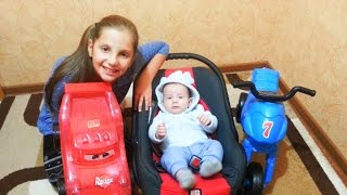 Ирочка и братик Андрюша показывают игрушки