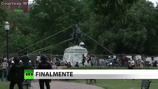 US police prevent destruction of presidential statue
