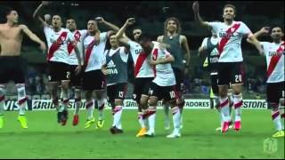 Jugadores de River cantando con la Hinchada en Brasil