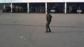 Солдат танцует в стиле Майкла Джексона!