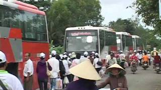Linh muc Nguyen Sang phat qua cuu tro nguoi ngheo 01