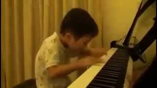 Маленький музыкант. Интересно, что с ним будет, когда он подрастёт...