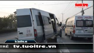 Dừng xe thay lốp bị container tông trúng, 2 người thương vong - tuoitre.vn
