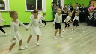 Танец веселых пингвинов в фитнес клубе E-motion