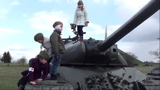 Инсценировка песни и военного фильма ко Дню Победы. Школа. 1 класс